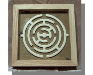 Labyrinth dunkelrot